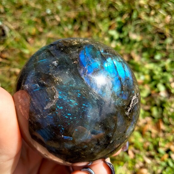Labradorite stone crystal Sphere with multiple blue flash and golden shimmer - Picture 7 of 7
